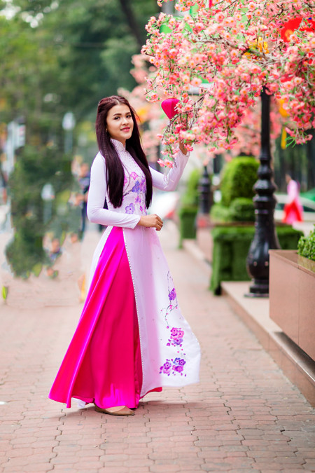 Á hậu Sơn Thị Dura thả dáng kiêu sa giữa phố xuân ảnh 7