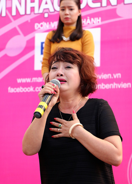 Nghệ sĩ hài Trà My khóc nức nở vì… "nhiễm HIV" ảnh 3