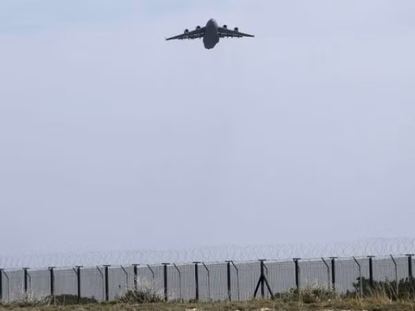 Iran sơ tán sau khi phát hiện máy bay không xác định ở đông Syria ảnh 1