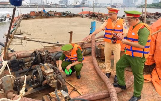 Đánh mạnh "cát tặc", siết chặt hoạt động bến bãi tập kết vật liệu xây dựng ảnh 1