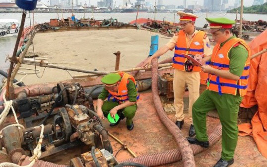 Đánh mạnh "cát tặc", siết chặt hoạt động bến bãi tập kết vật liệu xây dựng ảnh 1