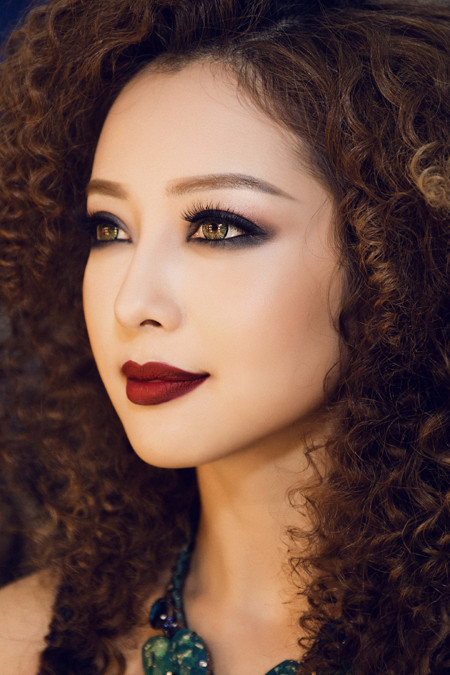 Đội tóc giả bạch kim, Jennifer Phạm hoá thân thành cô đào nóng bỏng ảnh 1