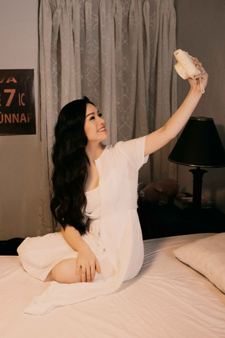 Nhật Kim Anh "khoá môi" bạn diễn người Ý trong MV mới ảnh 2 Nhật Kim Anh "khoá môi" bạn diễn người Ý trong MV mới ảnh 2