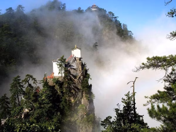 Ngần ngơ ngắm nhìn ngôi đền chênh vênh trên đỉnh núi cao gần 2.000 m ảnh 6