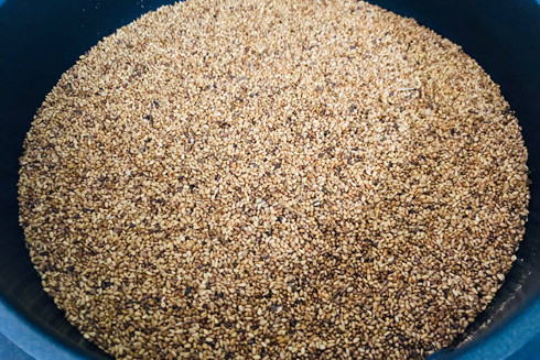 Cơm nắm muối vừng, từ món ăn "lỡ độ đường xa" đến quà quê nơi thành phố ảnh 3 Cơm nắm muối vừng, từ món ăn "lỡ độ đường xa" đến quà quê nơi thành phố ảnh 3