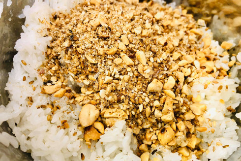 Cơm nắm muối vừng, từ món ăn "lỡ độ đường xa" đến quà quê nơi thành phố ảnh 2 Cơm nắm muối vừng, từ món ăn "lỡ độ đường xa" đến quà quê nơi thành phố ảnh 2