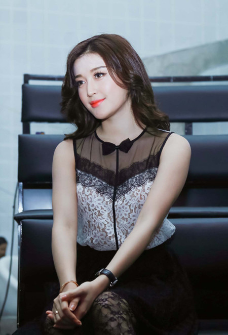 Á hậu Huyền My xuất hiện rạng rỡ sau scandal mặc "váy nhái" ảnh 1