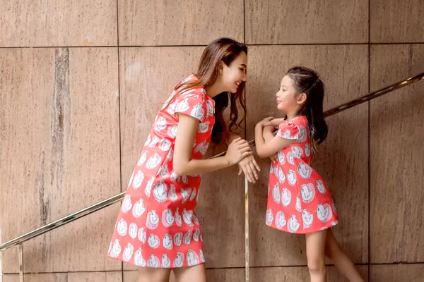 Hoa hậu Ngọc Diễn diện đồ đôi gợi cảm cùng con gái xuống phố ảnh 9