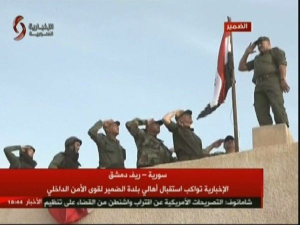 Cờ Syria tung bay ở Dumayr lần đầu tiên trong nhiều năm ảnh 1 Cờ Syria tung bay ở Dumayr lần đầu tiên trong nhiều năm ảnh 1