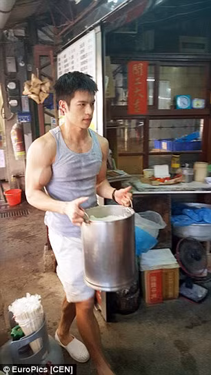 Hàng trăm cô gái phát cuồng vì “anh chàng bán đậu phụ đẹp trai nhất Trung Quốc“ ảnh 5