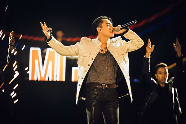 Cặp bài trùng Sơn Tùng M-TP - DJ Onionn tái hợp trên sân khấu vườn Nhật ảnh 1 Cặp bài trùng Sơn Tùng M-TP - DJ Onionn tái hợp trên sân khấu vườn Nhật ảnh 1