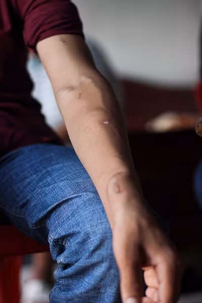 Người chị cả gánh vác trên vai cả một gia đình bệnh tật ảnh 3