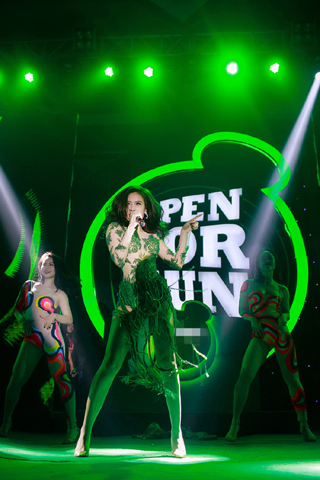 "Nóng" với bộ váy te tua của Hoàng Thuỳ Linh trên sân khấu ảnh 3