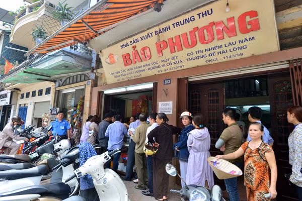 Người Hà Nội rồng rắn xếp hàng mua bánh trung thu sớm ảnh 7