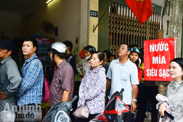 Người Hà Nội rồng rắn xếp hàng mua bánh trung thu sớm ảnh 4