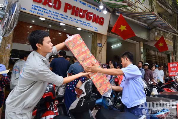 Người Hà Nội rồng rắn xếp hàng mua bánh trung thu sớm ảnh 3