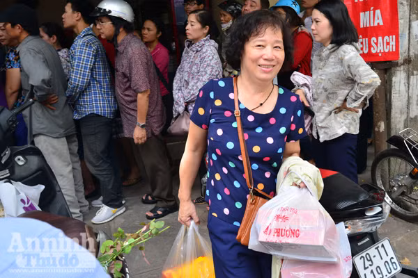 Người Hà Nội rồng rắn xếp hàng mua bánh trung thu sớm ảnh 5