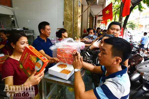 Người Hà Nội rồng rắn xếp hàng mua bánh trung thu sớm ảnh 2