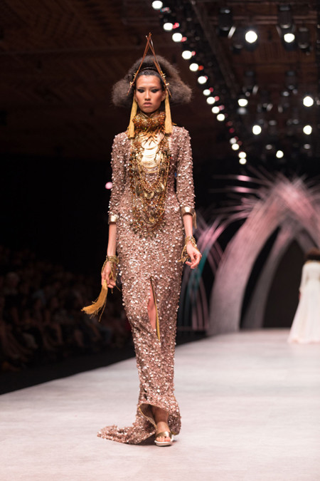 "Kều nữ" Hồng Xuân ấn tượng trong show diễn của NTK nổi tiếng nước Pháp ảnh 7