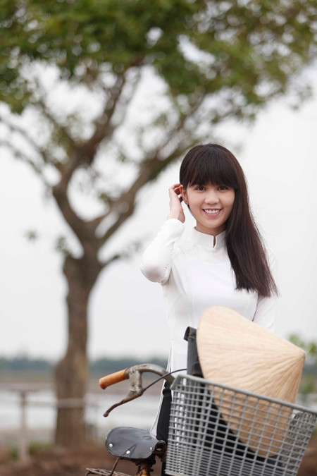 Ngọc Trinh đẹp dịu dàng, ngọt ngào trong tà áo dài trắng ảnh 1