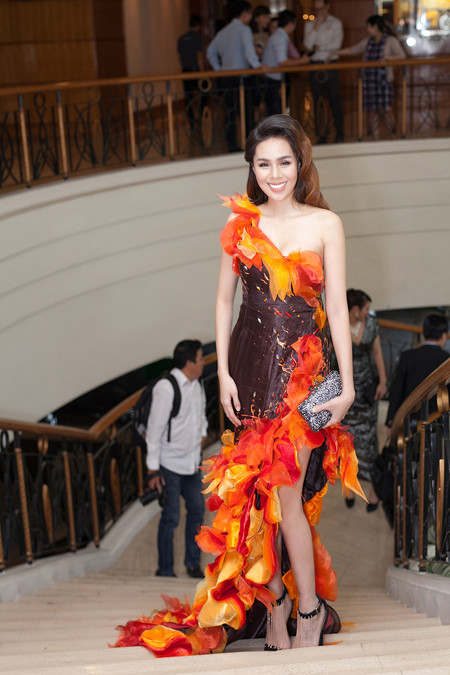 Á hậu Tố Uyên diện váy xẻ gợi cảm làm giám khảo chấm thi người đẹp ảnh 4
