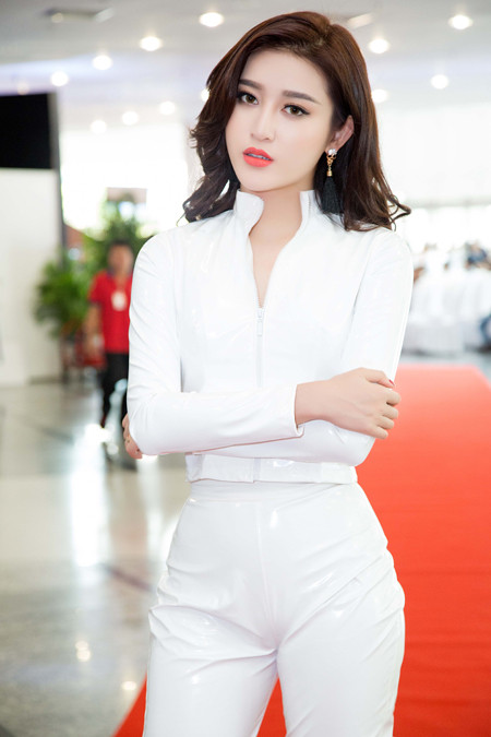 Á hậu Huyền My khoe eo thon quyến rũ với jumpsuit trắng muốt ảnh 5