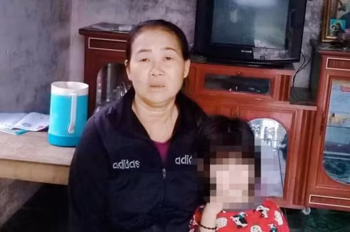 Cho bé gái đi lạc ăn cơm, người phụ nữ bị đánh vì cho là bắt cóc ảnh 1