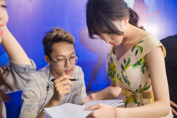 MC Thảo My duyên dáng động viên em ruột trên sân khấu Vietnam Idol Kids ảnh 3