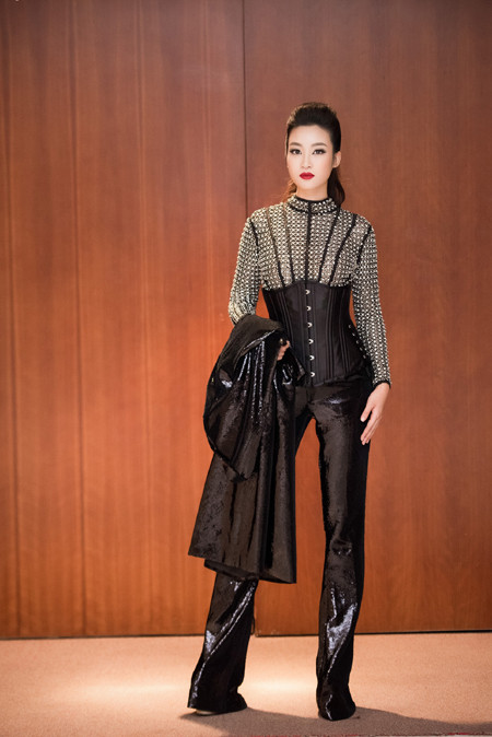Choáng ngợp với phong cách thời trang ấn tượng của Hoa hậu Mỹ Linh tại VIFW 2016 ảnh 4