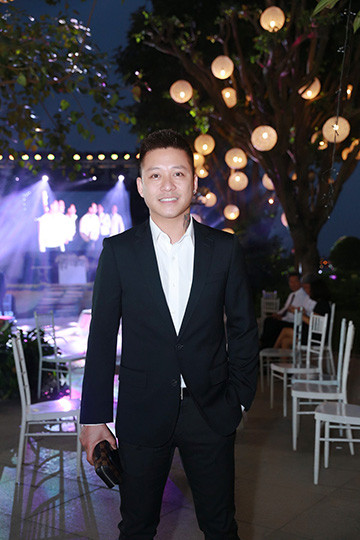 MC Thành Trung rạng rỡ đón dâu bằng xe sang Maybach ảnh 13