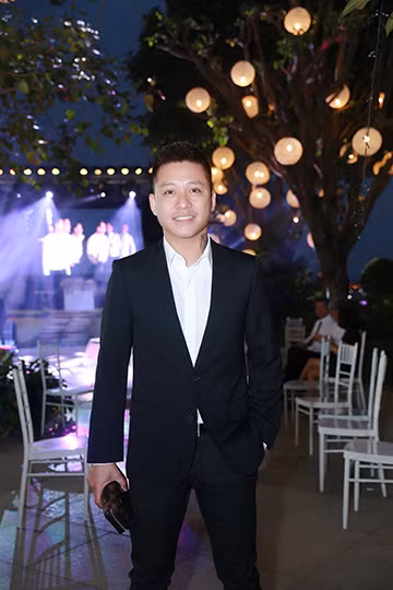 MC Thành Trung rạng rỡ đón dâu bằng xe sang Maybach ảnh 13