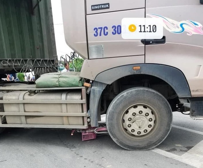 Học sinh lớp 6 chết thảm dưới bánh xe đầu kéo ảnh 1 Học sinh lớp 6 chết thảm dưới bánh xe đầu kéo ảnh 1