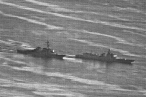 Mỹ công bố ảnh tàu chiến Trung Quốc áp sát tàu khu trục Mỹ ở Biển Đông ảnh 1