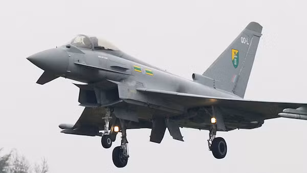 Tiêm kích Eurofighter Typhoon Anh xuất kích chặn máy bay Nga ảnh 1