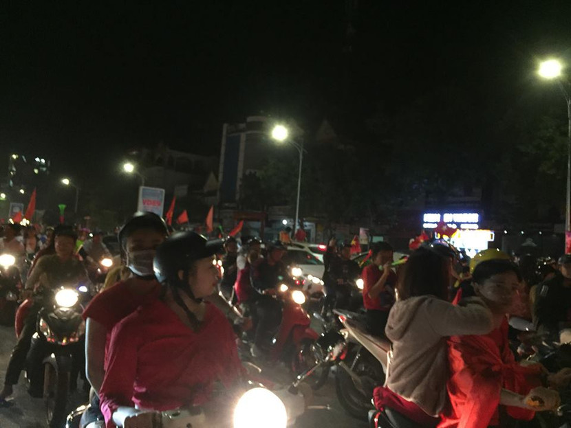 Việt Nam chiến thắng, người dân TP. Vinh đi "bão" ăn mừng ảnh 5