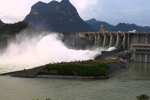 Mưa lũ hoành hành sau bão số 2, thủy điện Hòa Bình xả cửa đáy ảnh 1