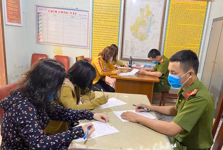 Tụ tập buôn chuyện trong thời gian cách ly xã hội, 4 người phụ nữ bị phạt ảnh 1