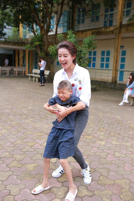 Á hậu Huyền My vui đùa với trẻ em khuyết tật ảnh 4