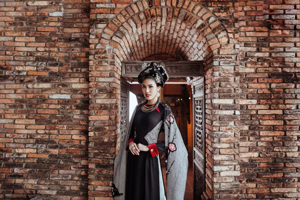 Lan Khuê đài các trong bộ sưu tập "Đào - Mai" của NTK Võ Việt Chung ảnh 10