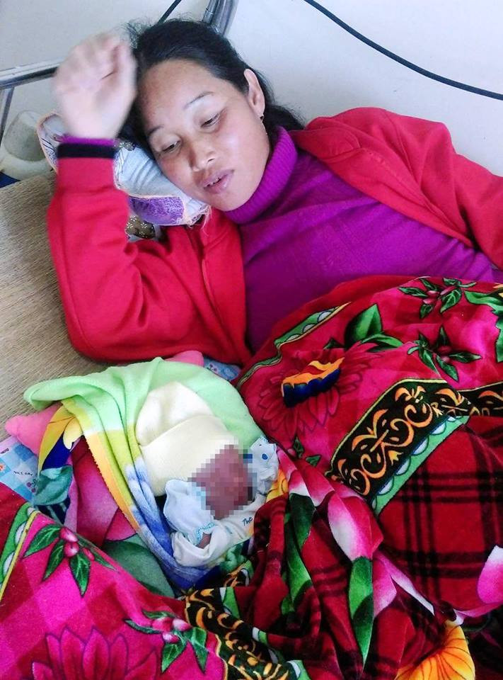 Sản phụ sinh con trong xe taxi khi đang trên đường đến bệnh viện ảnh 1