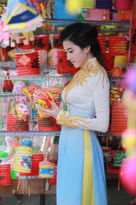 Top 10 Miss Ngôi sao Thùy Trang diện áo dài dạo phố đón Trung Thu ảnh 7