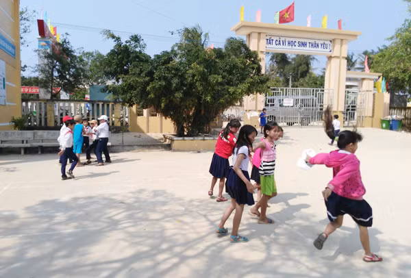 Thú vị hình ảnh nữ PV Báo ANTĐ chơi trò mèo đuổi chuột cùng học sinh đảo Lý Sơn ảnh 6