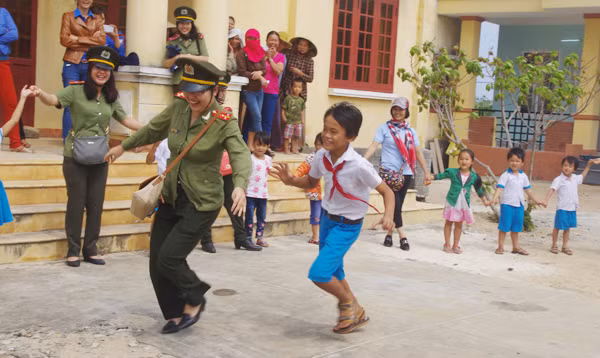 Thú vị hình ảnh nữ PV Báo ANTĐ chơi trò mèo đuổi chuột cùng học sinh đảo Lý Sơn ảnh 3