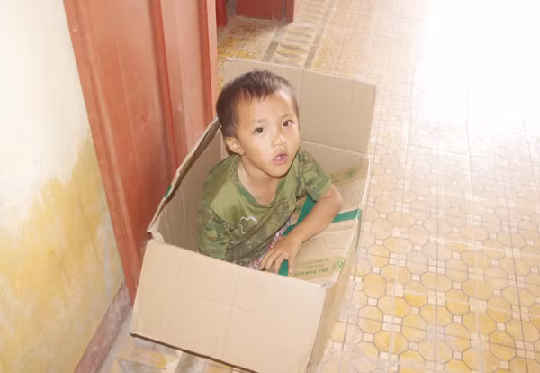 Thú vị hình ảnh nữ PV Báo ANTĐ chơi trò mèo đuổi chuột cùng học sinh đảo Lý Sơn ảnh 9