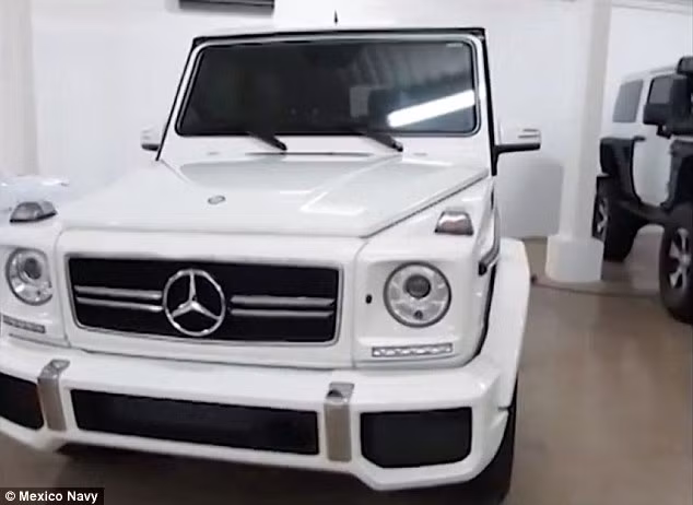 Mexico thu giữ kho "xế hộp" sang trọng của băng đảng "bố già" El Chapo ảnh 3