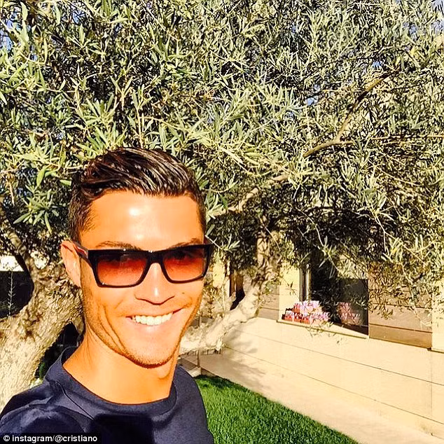 Ronaldo là chuyên gia chụp ảnh "tự sướng" ảnh 13