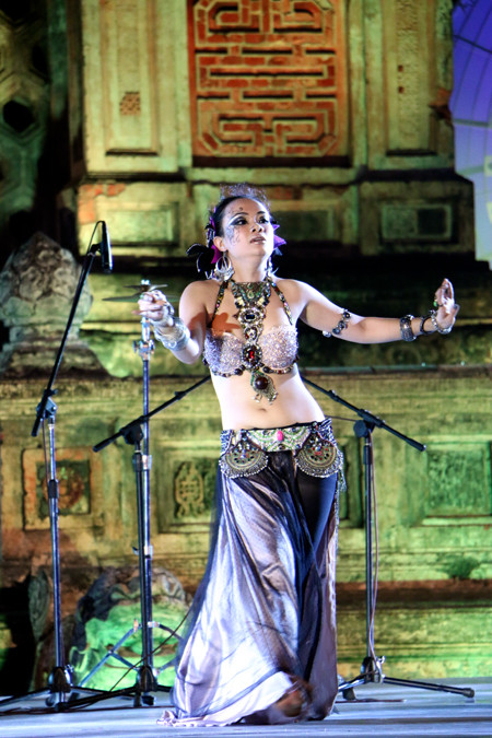 Festival Huế: Màn múa bụng nóng bỏng giữa không gian trầm mặc ảnh 11
