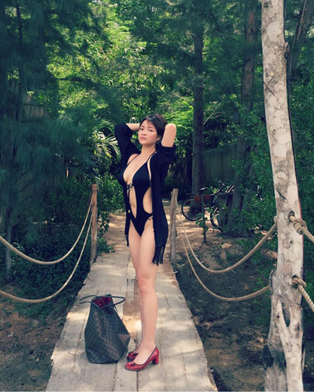 Diện bikini, Thủy "top" khoe 3 vòng "bốc lửa" ảnh 1