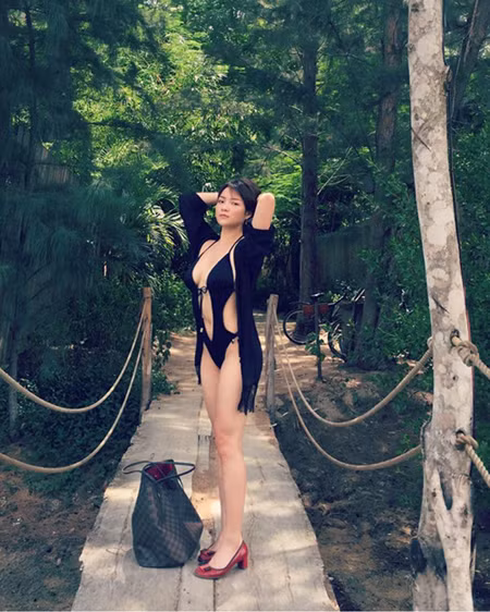 Diện bikini, Thủy "top" khoe 3 vòng "bốc lửa" ảnh 1