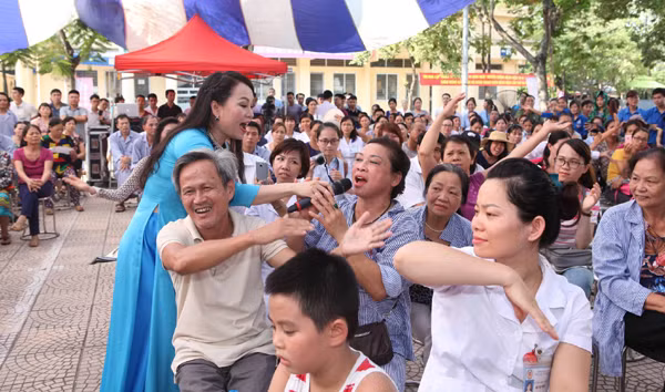 "Cô gái Trường Sa" mang "gió biển" vào bệnh viện ảnh 5